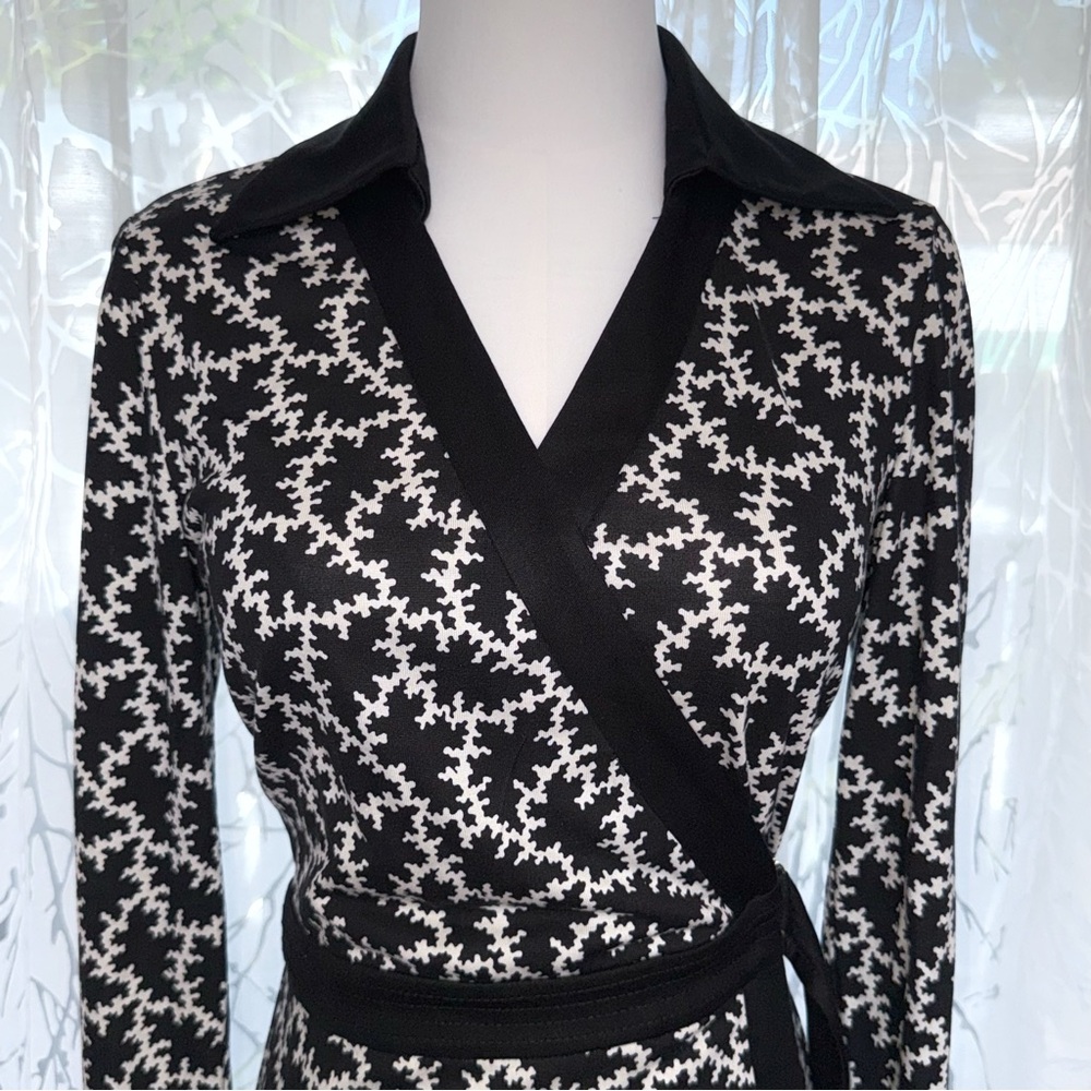DIANE VON FURSTENBERG BLACK WHITE PRINT SILK LONG SLEEVE D RING WRAP MIDI DRESS - Picture 3 of 11